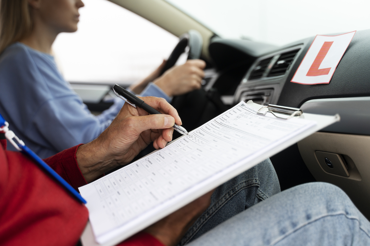 person taking driver s license exam - 6 tipov na úspešné absolvovanie skúšok na vodičák skupiny A a B